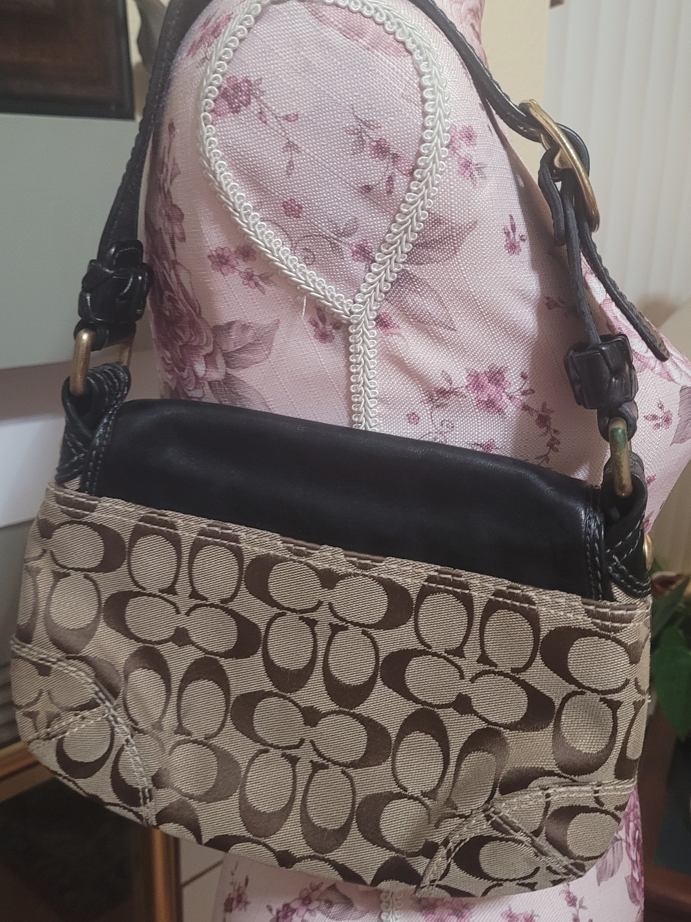 Coach Shoulder Bag in Beige with Black Leather Label - Picture 4 of 7